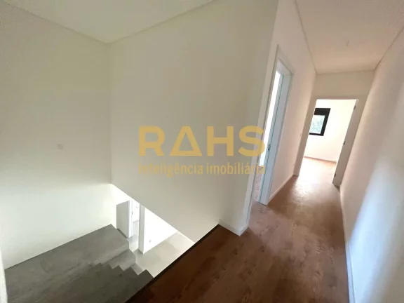 Imagem Ótimo sobrado geminado de ponta, novo, localizado no bairro Glória em Joinville, próximo a Confei...