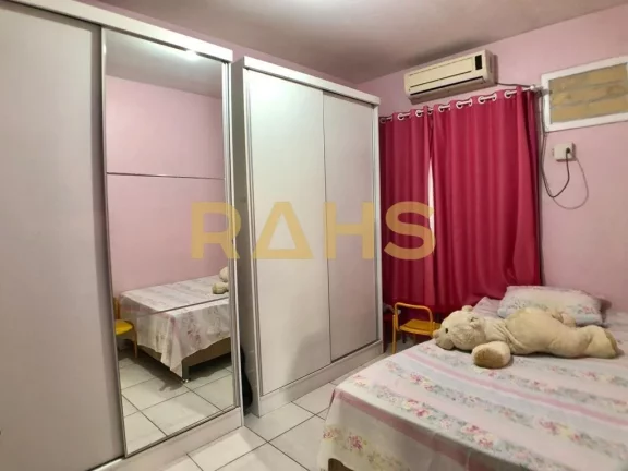 Imagem Sobrado com 2 suítes e 1 quarto, ampla área gourmet com churrasqueira e piscina, 2 vagas de garage...