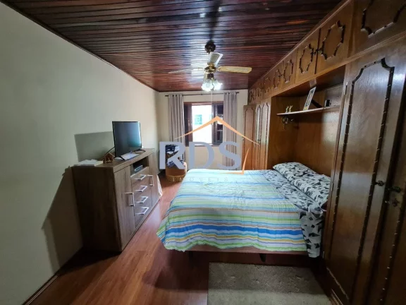 Imagem Oportunidade única, casa com 4 suítes, 5 vagas e piscina.