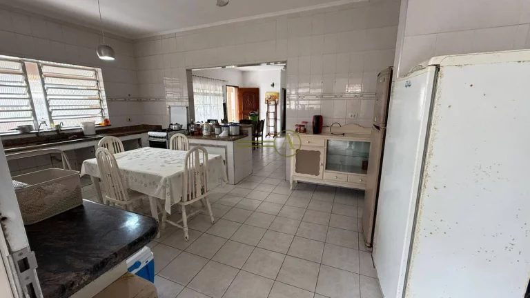 Imagem Casa térrea de esquina com a praia com terreno terreno e edícula já alugada