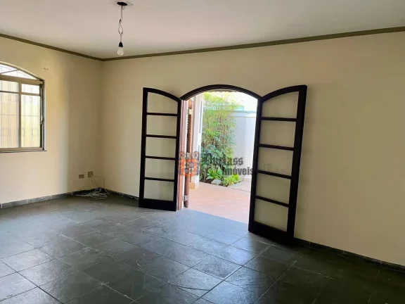 Imagem Casa com 3 dormitórios à venda, 300 m² por R$ 1.100.000 - Jardim Itaperi - Atibaia/SP