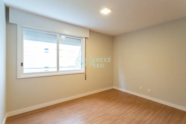 Imagem Apartamento com 134m² de área útil. São 3 dormitórios ( 1 suíte ) e 1 vaga de garagem. Living ...