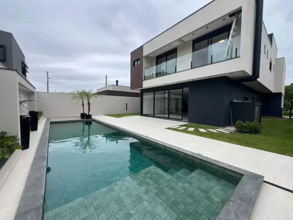 Imagem Casa nova no Condomínio Caledônia com 5 suítes e 4 vagas de garagem em Camboriú-SC