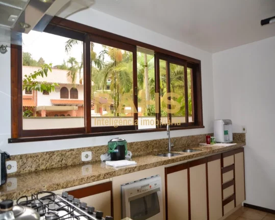 Imagem Linda Residência, no Condomínio Parc de France, Bairro Saguaçu. Arquitetura diferenciada, realiza...