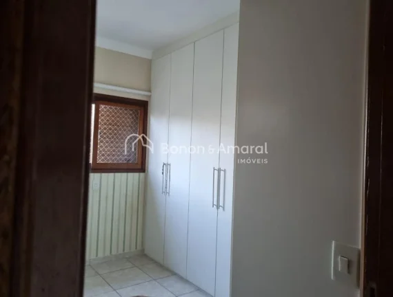 Imagem Casa aconchegante à venda no bairro Capuava, em Valinhos/SP, com ambientes espaçosos e cercada por...