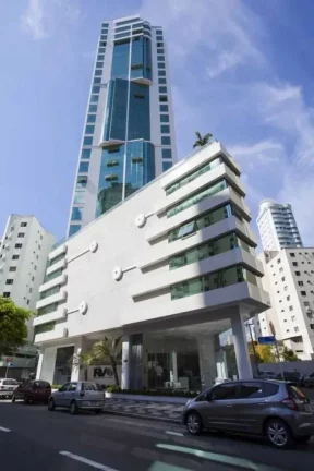 Imagem Apartamento com 3 suítes e 3 vagas de garagem no Centro de Balneário Camboriú