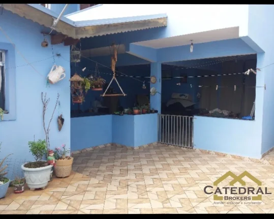 Imagem Casa com três dormitórios e amplo quintal em bairro tranquilo em Jundiaí