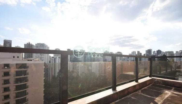 Imagem Amplo apartamento à venda com 6 quartos, sendo 3 suítes, e 6 banheiros no total. Este apartamento ...