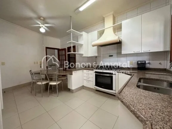 Imagem Linda casa em condomínio fechado. No piso superior há um hall, 3 quartos com varanda, sendo uma su...