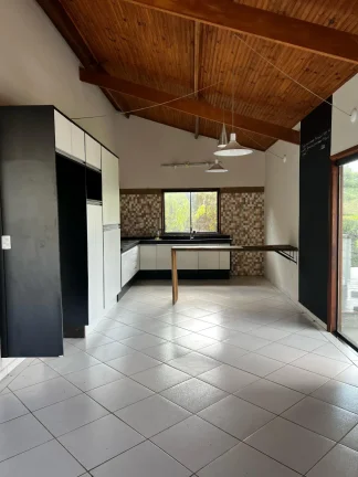 Imagem Impecável Casa de 3 Quartos em Condomínio no Bosque dos Eucaliptos, Araçoiaba da Serra-SP - 221m² de Pura Elegância!