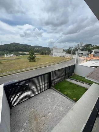Imagem Casa com 3 dormitórios sendo 3 suítes e 2 vagas de garagem em Joinville/SC
