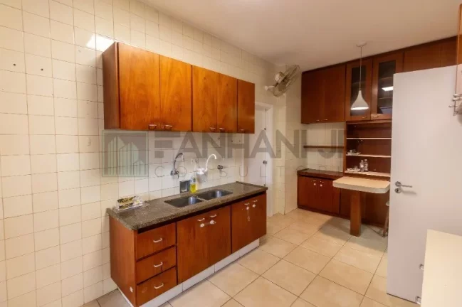 Imagem Imperdível: Apartamento para locação no Itaim Bibi, São Paulo-SP! 3 quartos, 1 suíte, 3 salas, 2 banheiros, 2 vagas de garagem e 160m² de área. Venha conferir!
