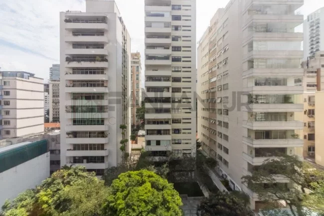 Imagem Luxuoso apartamento de 4 quartos e 3 suítes no Jardim Paulista, São Paulo - 260m², 3 salas, 2 vagas. Venha conhecer!