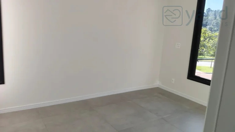 Imagem Casa de luxo em condomínio à venda em localização privilegiada: 4 quartos, 4 suítes, 3 salas, 5 banheiros, 2 vagas de garagem.