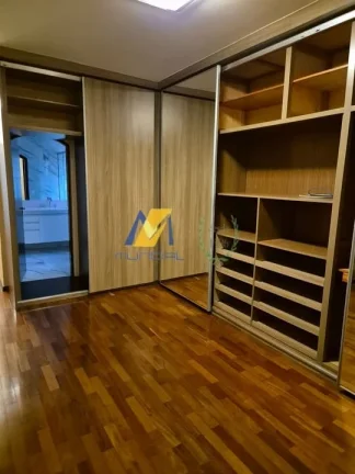 Imagem Sobrado à Venda com 300m², 3 dormitórios, 1 suíte, 2 salas e 7 vagas!!!