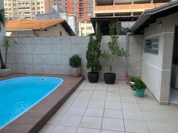 Imagem Casa com 4 dormitórios sendo 1 suíte em a 580m do mar em Morretes, Itapema/SC