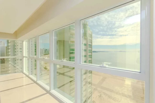 Imagem Apartamento com 4 dormitórios sendo 2 suítes e 4 vagas de garagem em Balneário Camboriú