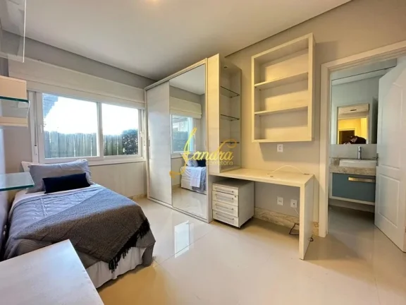 Imagem Belíssima Residência no Condomínio Enseada! Finamente mobiliada e decorada