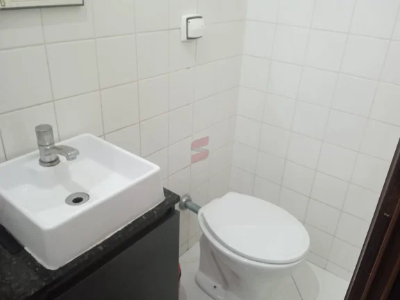 Imagem Sobrado Averbado à Venda no Centro de Pinhais – Rua Santa FéSobrado averbado localizado no Centro de Pinhais, em excelente região, próximo a comércios, escolas e serviços.Características do imóvel:4 dormitórios, sendo 1 suíteBanheiro socialLavaboSala de e