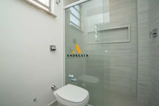 Imagem Apartamento espaçoso com 130m²; 4 quartos, sendo 1 suíte; 2 banheiros, 1 lavabo e um banheiro de serviço.