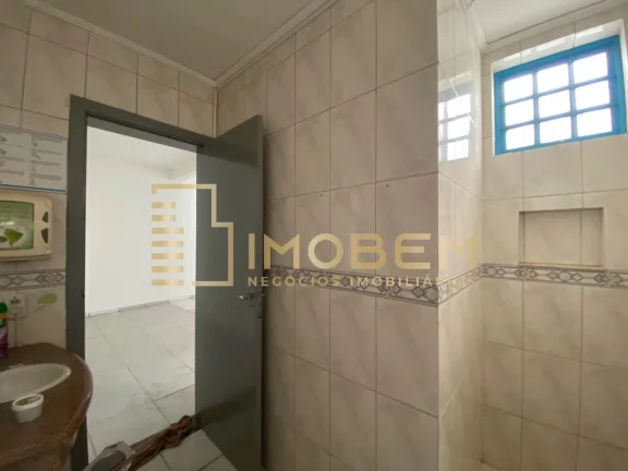 Imagem Casa Comercial de Alto Padrão para Locação em Sinop-MT - Setor Comercial 6 salas, 3 banheiros, 4 vagas de garagem 217m².