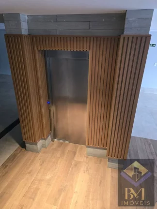 Imagem Lindo apartamento em prédio 2 andares com elevador.