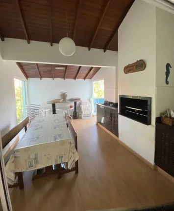 Imagem Casa com 4 dormitórios sendo 3 suítes e 4 vagas de garagem, a 200m do mar em Bombinhas/SC