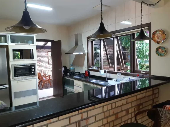 Imagem Lindo sobrado com 4 dormitórios sendo 2 suítes, 2 vagas de garagem em Bombinhas