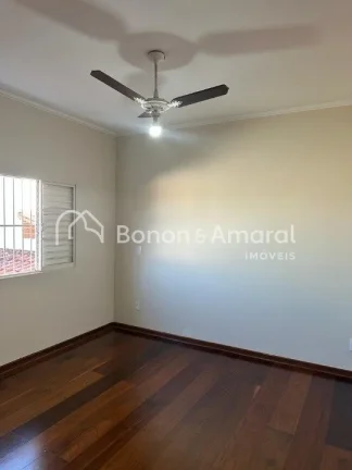 Imagem Imóvel com excelente acabamento, estrutura sólida e totalmente reformado. Com 3 dormitórios, todo...