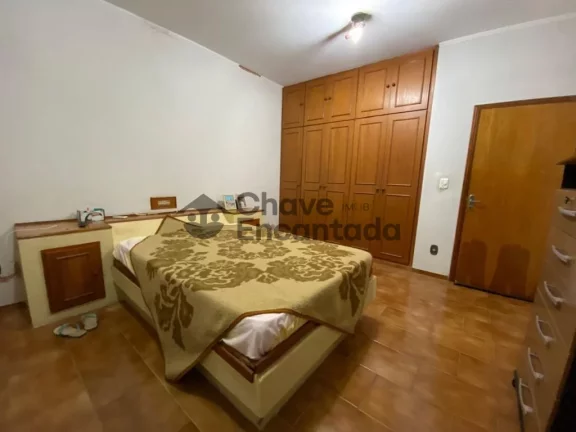 Imagem Casa grande com piscina e sustentabilidade.