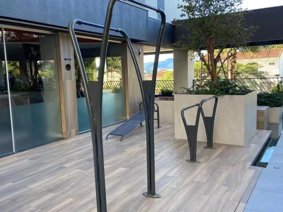 Imagem Apartamento com 2 dormitórios sendo 2 suítes e 2 vagas de garagem, Bairro Canto em Florianópolis/SC