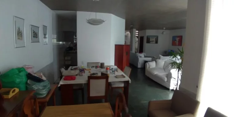 Imagem Casa de Luxo na Vila Ré: 3 Quartos, 3 Suítes, 5 Banheiros, 4 Vagas de Garagem e 426m² de Área em São Paulo-SP.