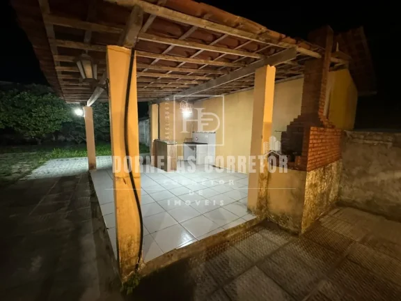 Imagem CASA A KM DO MAR COM ÁREA GOURMET E PISCINA, 3 QUARTOS, 1ST, VÁRIAS VAGAS DE GARAGEM, EM FRENTE A AVENIDA, TERRENO 30X30
