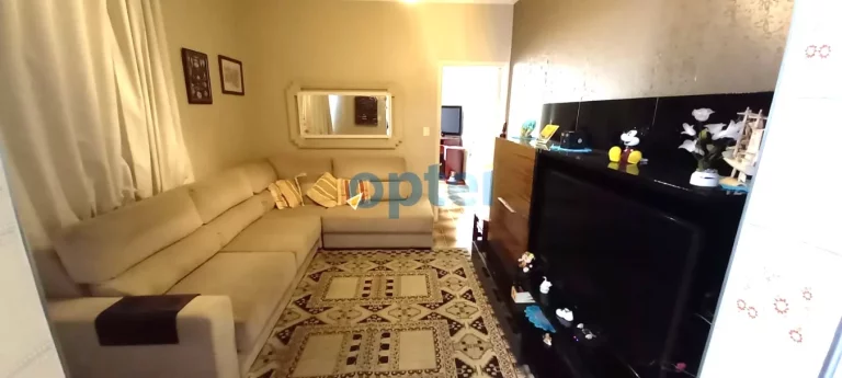 Imagem Casa Térrea com 178 m² de A.C. com 02 dormitórios, sala ampla, cozinha e 2 vagas de Garagens. Nos fundos 01 apartamento, e uma suíte na parte de cima