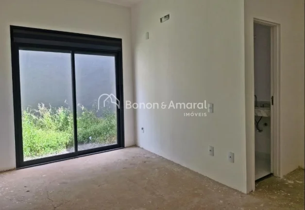 Imagem Casa com 2 suítes, amplas salas de estar e jantar, lavabo, cozinha e lavanderia. O condomínio é e...