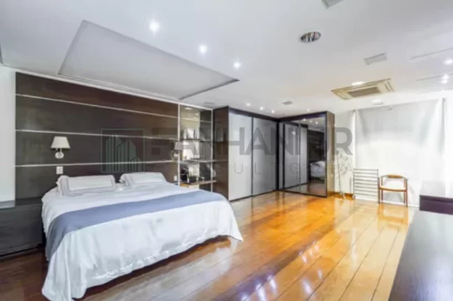 Imagem Cobertura no Jardins: 3 quartos, 1 suíte, 4 salas, 4 banheiros, 3 vagas - São Paulo-SP - 550m²!