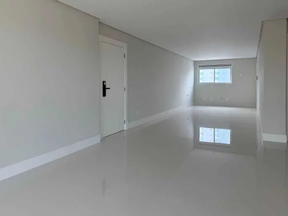 Imagem Apartamento com 3 suítes e 2 vagas de garagem na Av. Brasil em Balneário Camboriú/SC