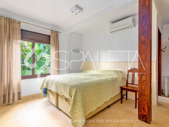 Imagem Aprecie o luxo e a tranquilidade no condomínio Iporanga, Guarujá: Casa exclusiva com ambientes espaçosos e vista deslumbrante