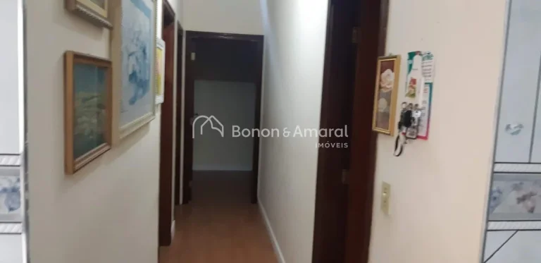 Imagem Sobrado com excelente estrutura e espaços bem distribuídos. No andar térreo, conta com uma sala a...