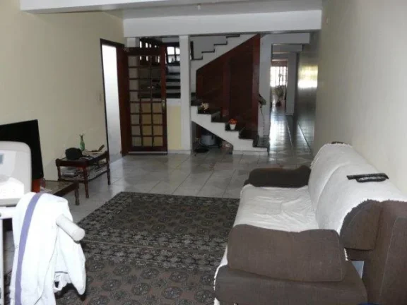 Imagem ???? Sobrado Amplo com Estilo Clássico - 4 Quartos, Suíte com Banheira e Muito Espaço!