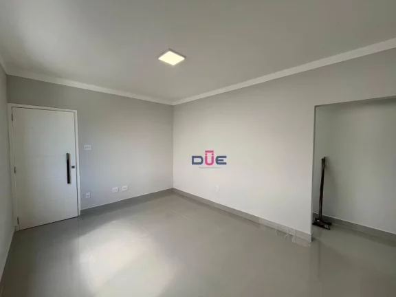 Imagem Apartamento impecável, no canal 6 de frente, 2° andar com sacadinha. 2 quartos sendo 1 suite e vaga