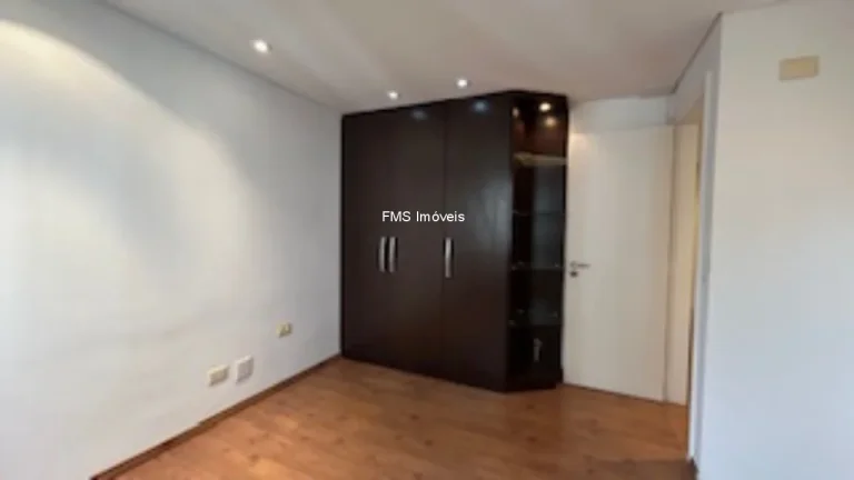 Imagem Imperdível oportunidade em Moema: Apartamento de 3 quartos com suíte, 131m² e 2 vagas de garagem à venda em São Paulo-SP!
