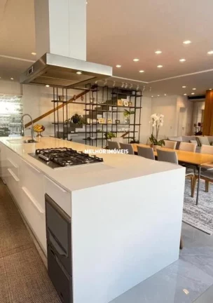 Imagem Casa de Alvenaria nova à venda com 5 suítes e 8 vagas de garagem localizada no centro de Balneário Camboriú