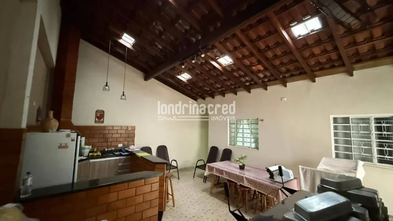 Imagem Casa à venda na Zona Norte de Londrina com 3 dormitórios, suíte, área gourmet, churrasqueira, ótima localização e 170m² construídos no bairro Sebastião ZN