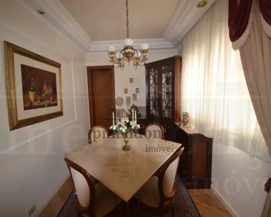Imagem Apartamento com piso em madeira e armários, living para 03 ambientes, lavabo, 04 dormitórios sendo...