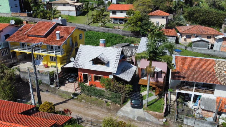 Imagem Duas casas à venda na Praia da Ferrugem, Garopaba. Vista para a lagoa, 260m² de terreno, documentação ok e ótima localização.