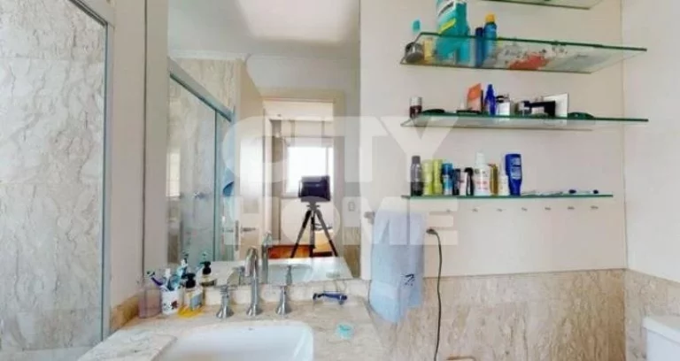 Imagem Excelente apartamento, com vista maravilhosa. Amplo living com lindo piso em madeira e varanda envid...