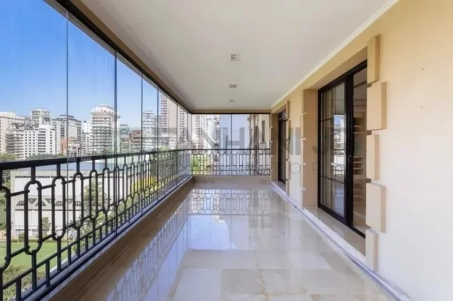 Imagem Com uma área privativa de 315m2, este apartamento luxuoso conta com um espaçoso living para três ambientes, sala de jantar e sala de almoço, além de u