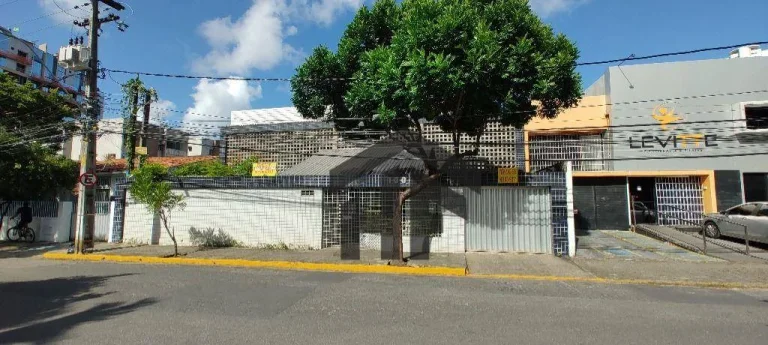 Imagem Casa Comercial para alugar ou vender, com 9 salas, localizada em Casa Forte, Recife - Pernambuco