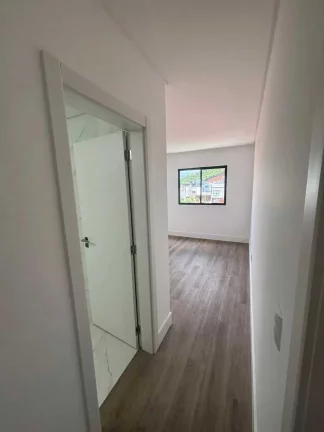 Imagem Sobrado com 3 suítes e 3 vagas e piscina privativa no bairro São Francisco de Assis, em Camboriú/SC